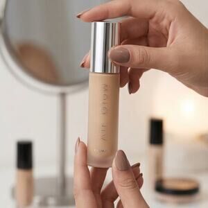 Farmasi Air Glow Buildable Coverage, Fragrance Free, and Oil Free Foundation-N17
